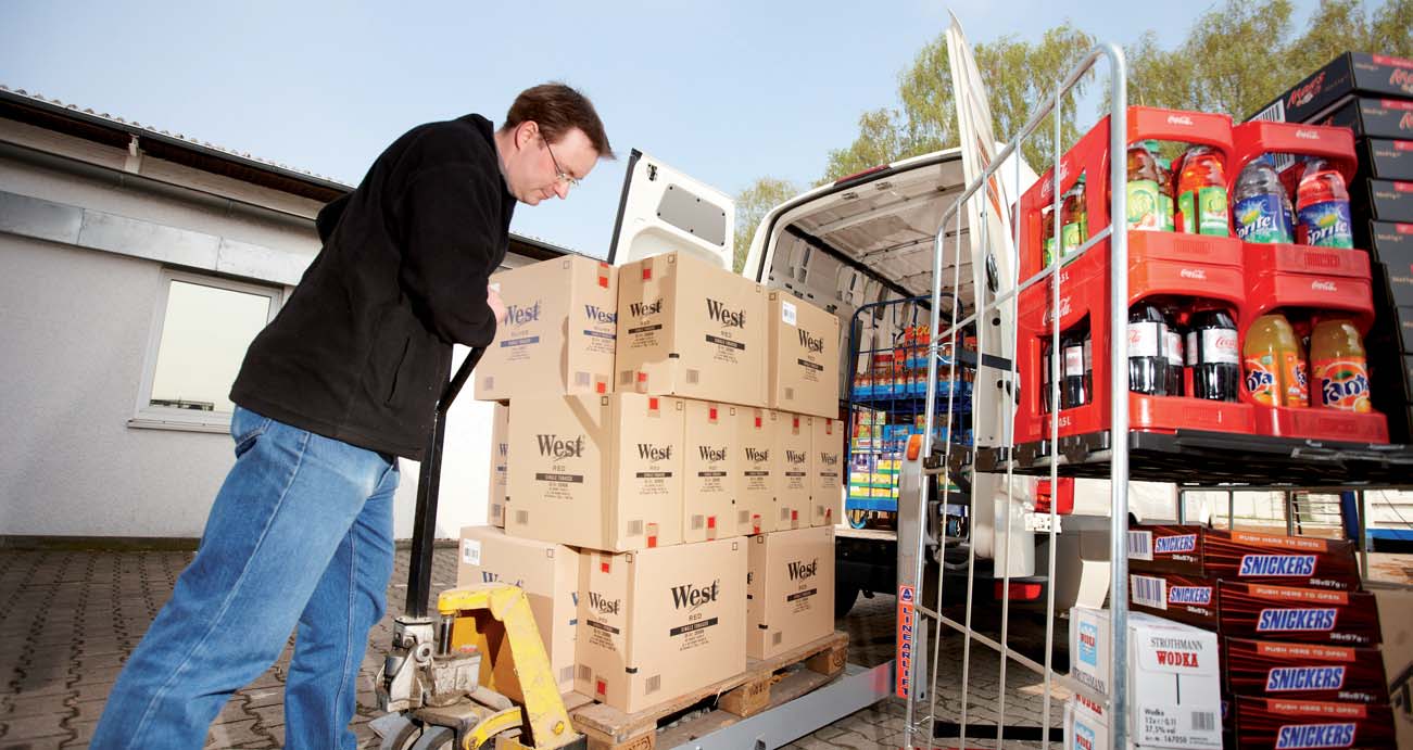 Automatisiertes Förderband im Warenlager